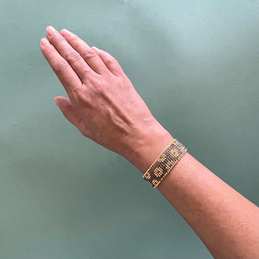 Brazalete Telar Dorado Delgado Rondanas Gris Traslucido